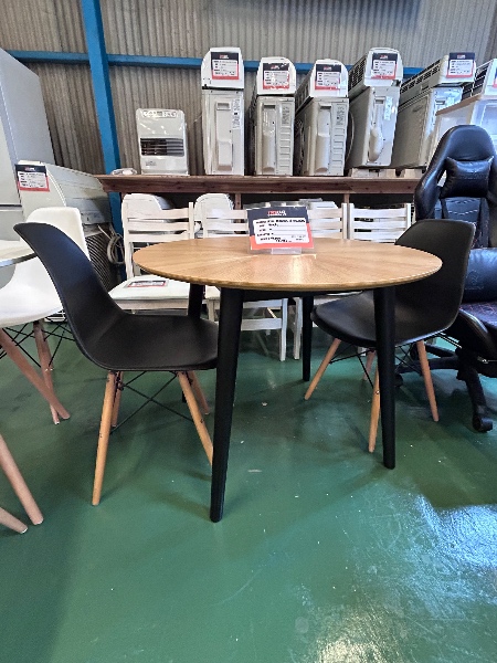 Mesa de redonda preta com cadeiras - Imagem 2