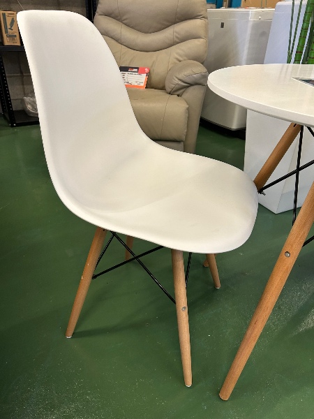 Mesa redonda branca com 2 cadeiras - Imagem 3