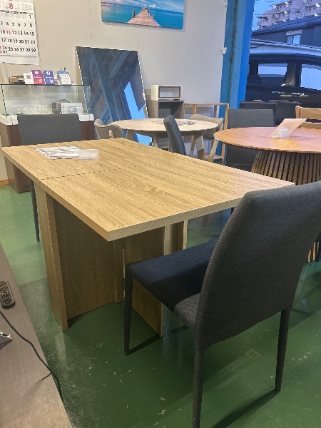 Mesa extensível com 2 cadeiras