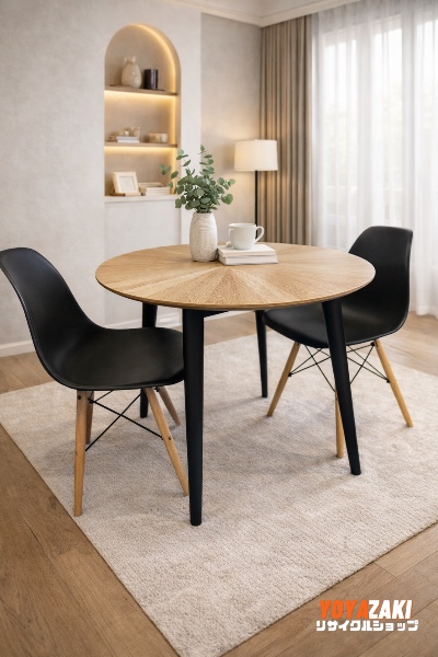 Mesa de redonda preta com cadeiras